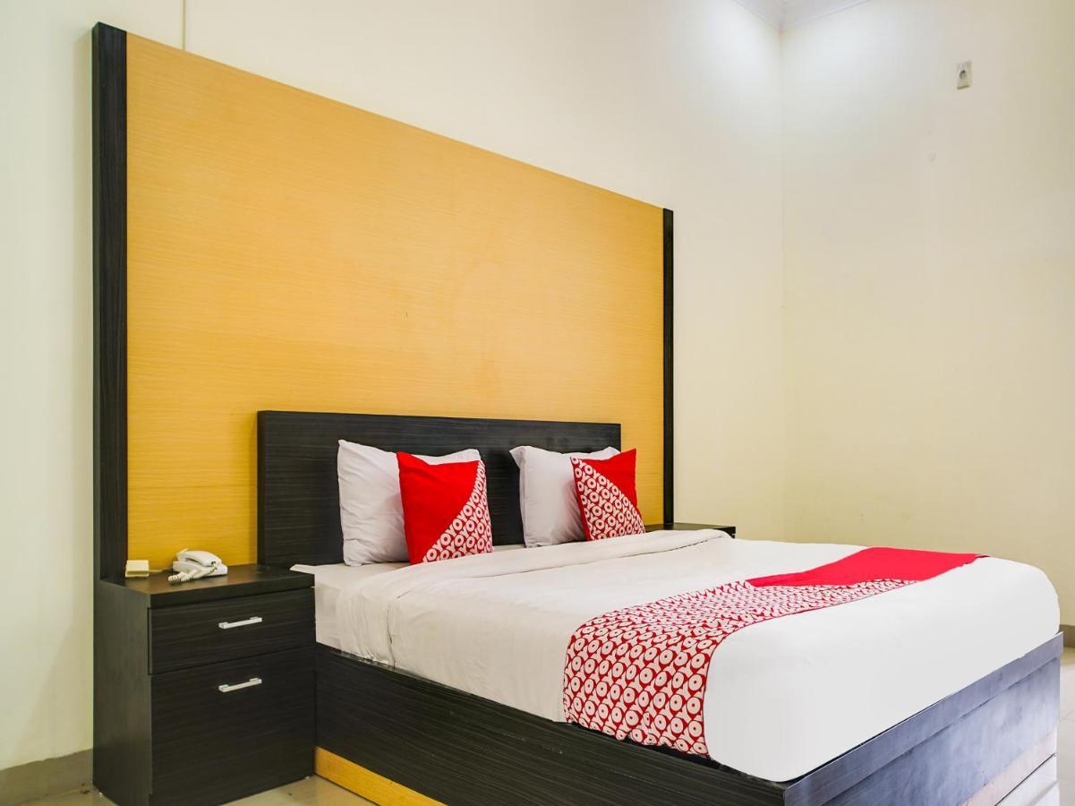 Capital O 540 Esther Hotel Balige Eksteriør bilde