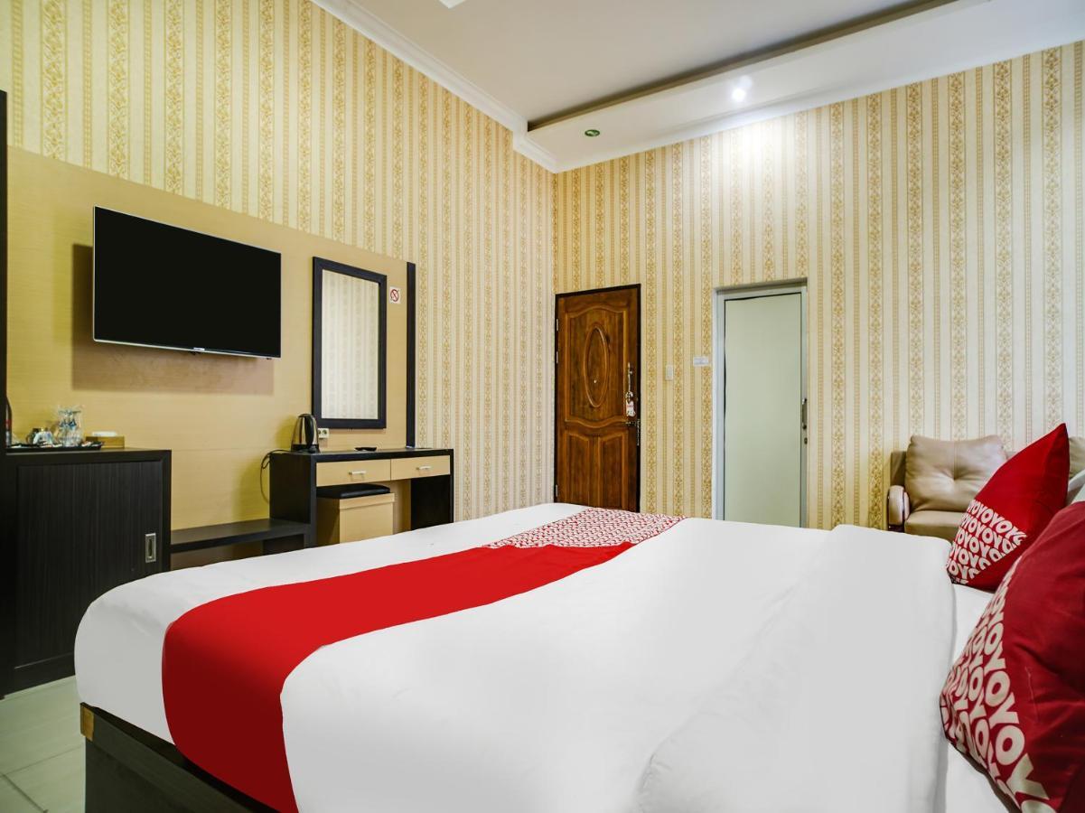 Capital O 540 Esther Hotel Balige Eksteriør bilde