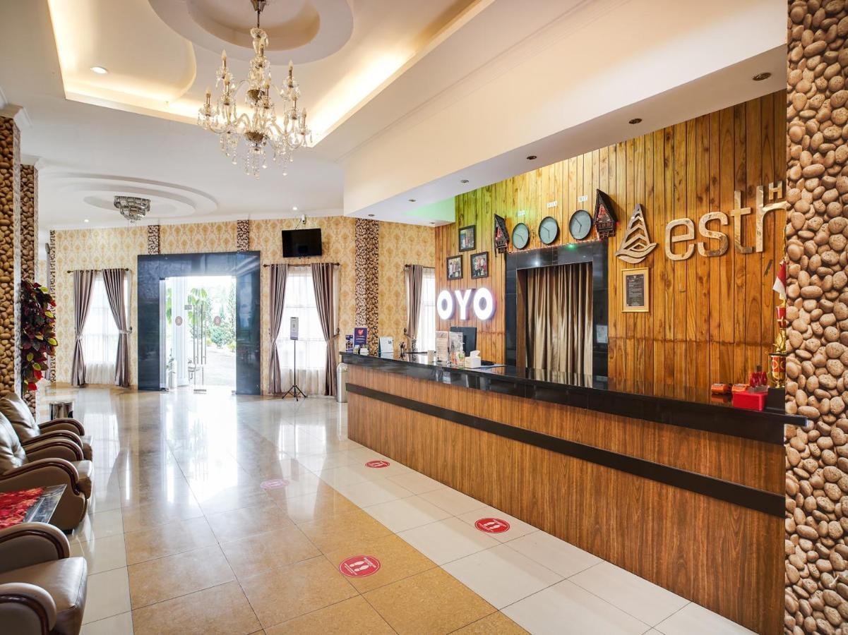 Capital O 540 Esther Hotel Balige Eksteriør bilde