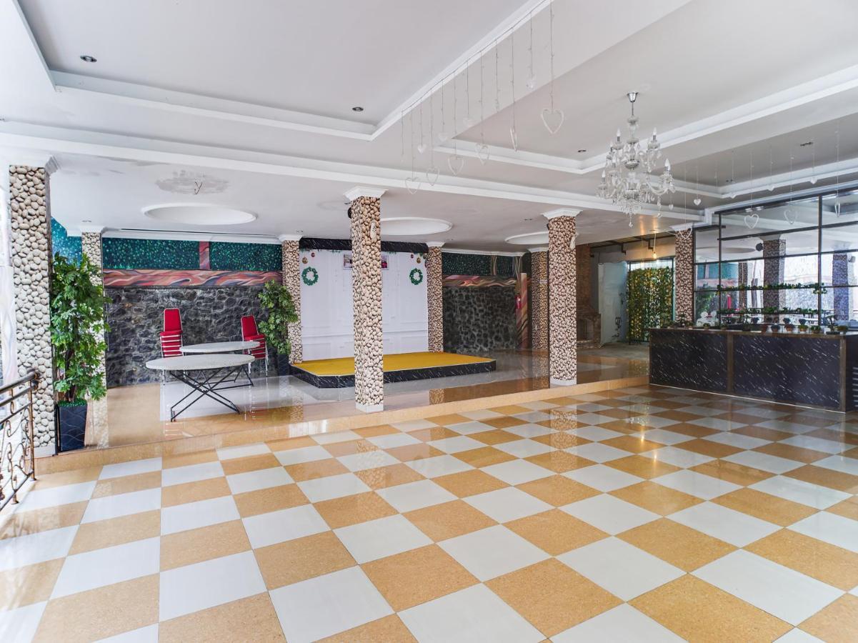 Capital O 540 Esther Hotel Balige Eksteriør bilde