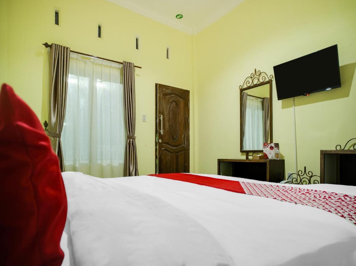 Capital O 540 Esther Hotel Balige Eksteriør bilde