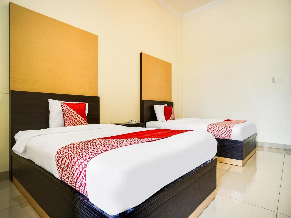 Capital O 540 Esther Hotel Balige Eksteriør bilde