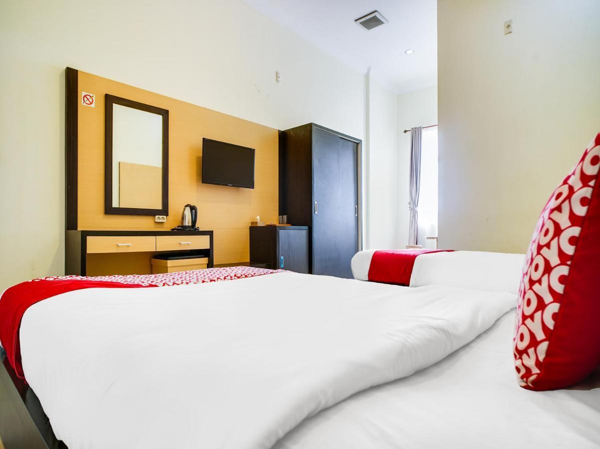 Capital O 540 Esther Hotel Balige Eksteriør bilde