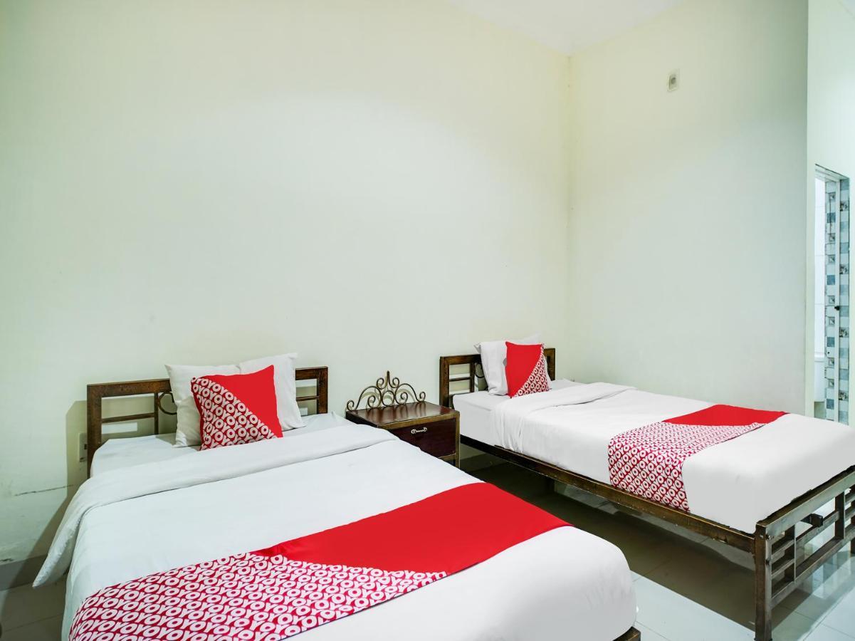 Capital O 540 Esther Hotel Balige Eksteriør bilde