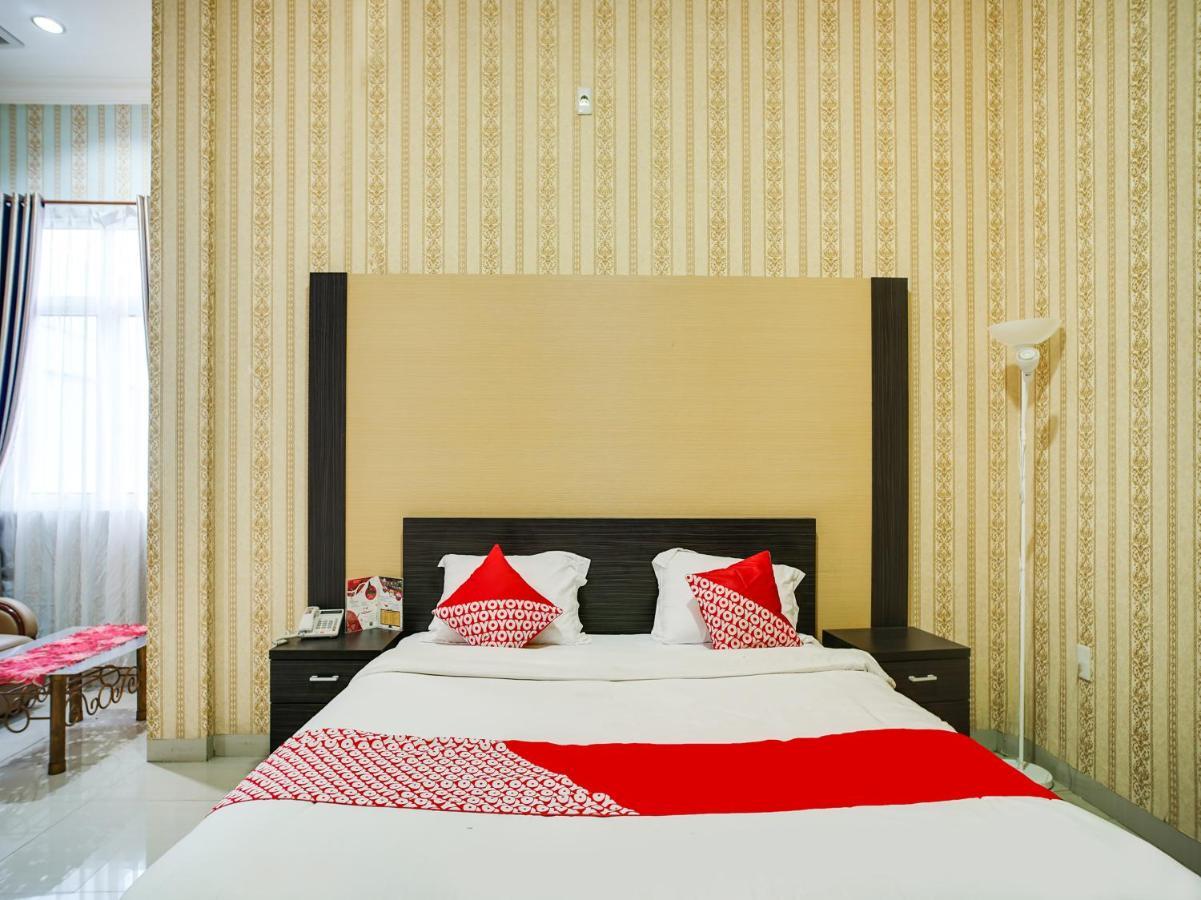 Capital O 540 Esther Hotel Balige Eksteriør bilde