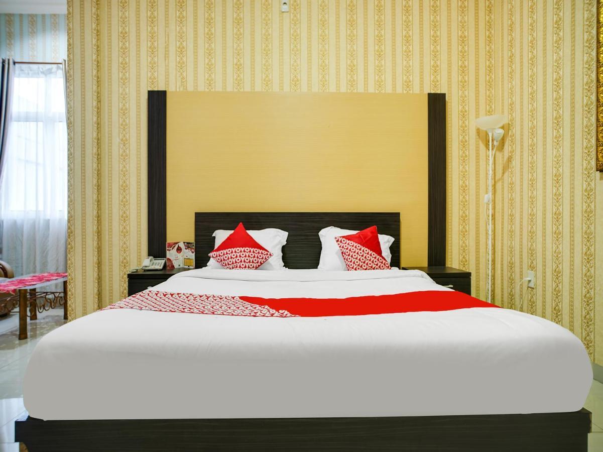 Capital O 540 Esther Hotel Balige Eksteriør bilde